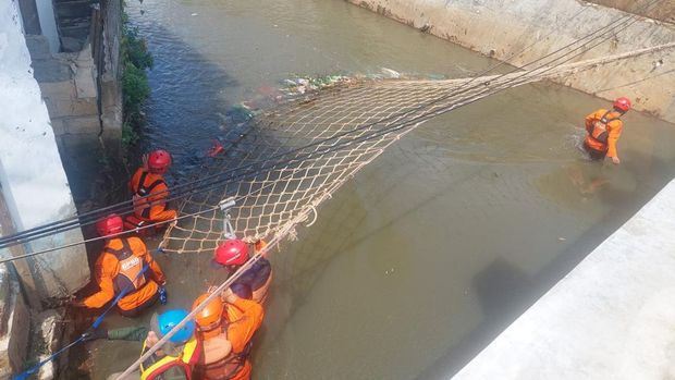 Seorang penjual pecel lele hilang terseret arus Kali Kedaung Ciputat, Pamulang, Tangsel. Korban diduga terpeleset saat mencari barangnya dan tercebur ke kali. (dok BPBD Tangsel)