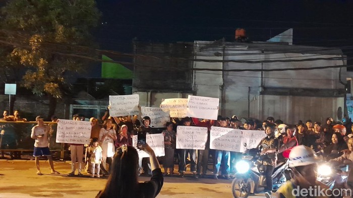 Warga antusias menyaksikan pembukaan Simpang Joglo, Selasa (5/12/2023).