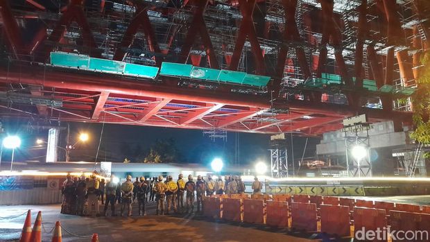 Warga antusias menyaksikan pembukaan Simpang Joglo, Selasa (5/12/2023).