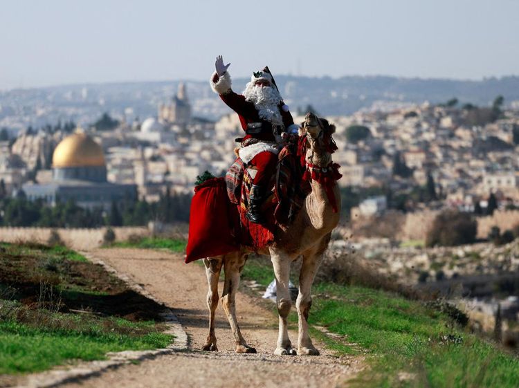 Aksi Sinterklas Naik Unta Keliling Yerusalem Serukan Perdamaian