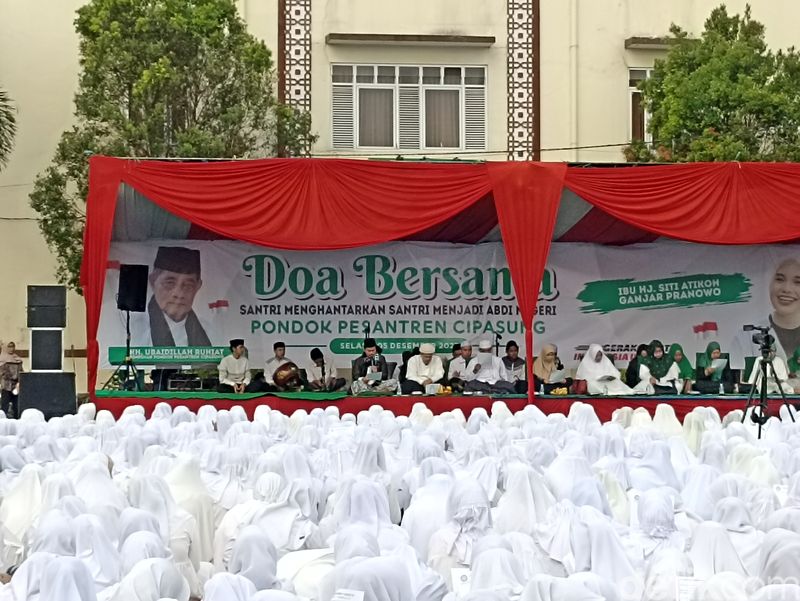 Siti Atikoh ikuti doa bersama di Ponpes Cipasung, Tasikmalaya, 5 Desember 2023. (Tiara Aliya/detikcom)