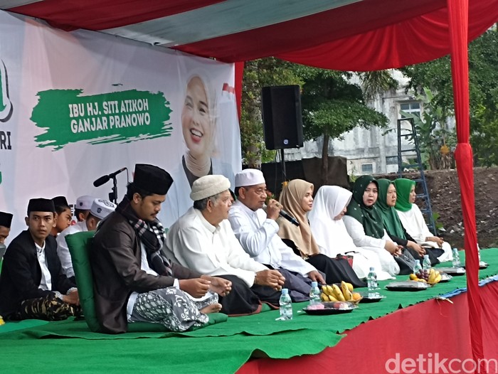 Siti Atikoh ikuti doa bersama di Ponpes Cipasung, Tasikmalaya, 5 Desember 2023. (Tiara Aliya/detikcom)
