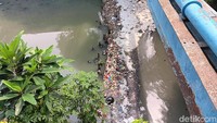 Sementara itu dari jembatan yang berada di dekat Universitas MPU Tantular, terlihat ada cukup banyak tumpukan sampah di area sodetan Kali Ciliwung ini. Tumpukan sampah ini membuat gundukan setinggi beberapa centimeter.