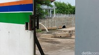 Sebab mereka merasa air kiriman dari Bogor dan Depok belum tertampung dengan baik sehingga membuat air di Kali Ciliwung meluap. Pada akhirnya setidaknya ada 100 rumah warga sempat terendam banjir selama beberapa hari.