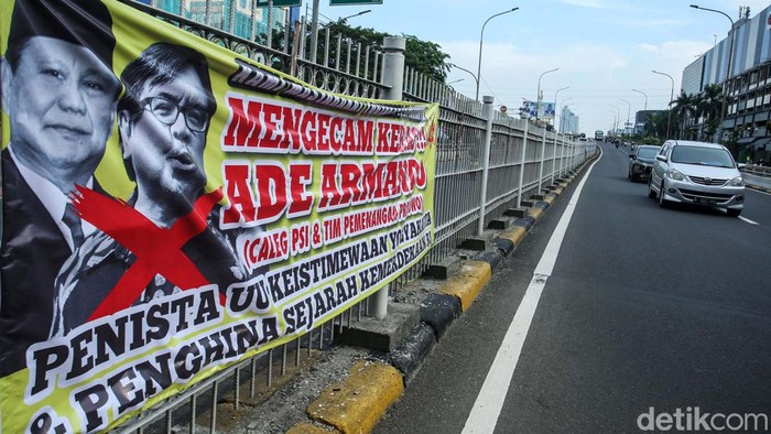 Spanduk Kecaman Keras untuk Ade Armando Mejeng di Jakarta Ade Armando diduga melakukan penghinaan UU keistimewaan Yogyakarta. Spanduk kecaman terhadapnya pun mejeng di Jakarta.