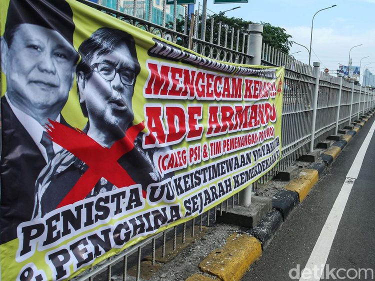 Spanduk Kecaman Keras untuk Ade Armando Mejeng di Jakarta