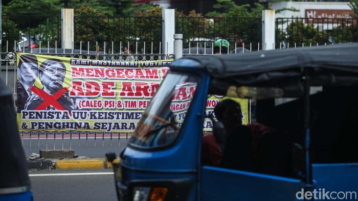 Ade Armando diduga melakukan penghinaan UU keistimewaan Yogyakarta. Spanduk kecaman terhadapnya pun mejeng di Jakarta.