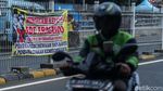 Spanduk Kecaman Keras untuk Ade Armando Mejeng di Jakarta