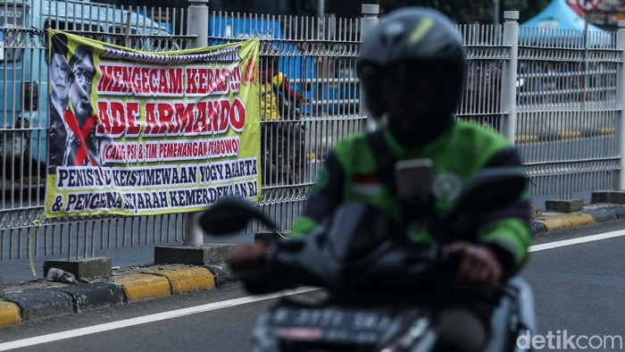 Spanduk Kecaman Keras untuk Ade Armando Mejeng di Jakarta Ade Armando diduga melakukan penghinaan UU keistimewaan Yogyakarta. Spanduk kecaman terhadapnya pun mejeng di Jakarta.
