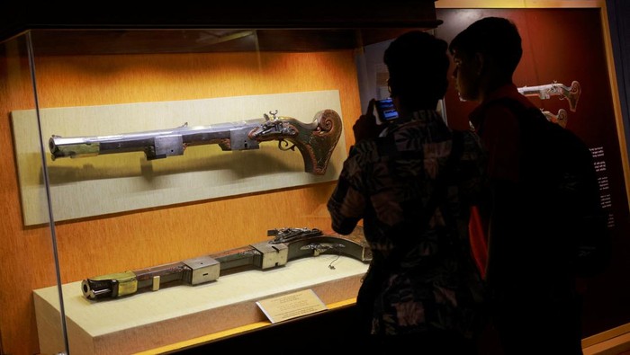 SRI LANKA-ARTEFACTS/NETHERLANDS People view colonial-era artefacts that have been returned from the Netherlands, at the main Museum in Colombo, Sri Lanka December 5, 2023. REUTERS/Dinuka Liyanawatte