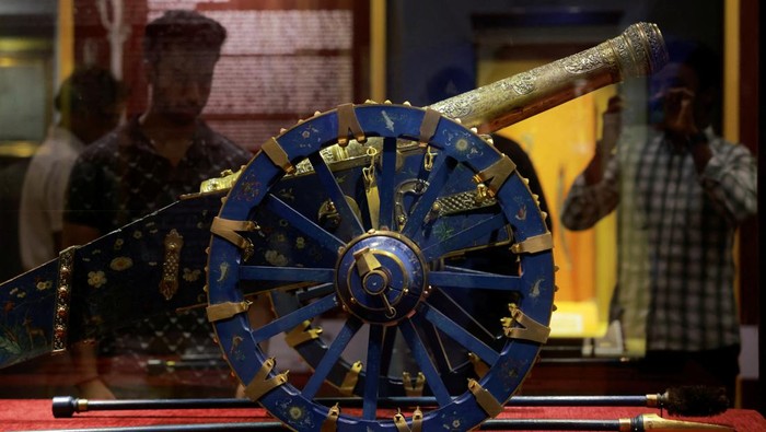 People view colonial-era artefacts that have been returned from the Netherlands, at the main Museum in Colombo, Sri Lanka December 5, 2023. REUTERS/Dinuka Liyanawatte