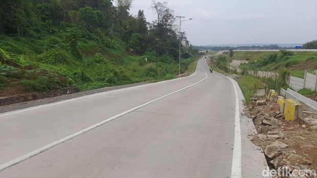 Tak Lagi Berlumpur, Jalur Paseh - Conggeang - Buahdua Kini Mulus Berbeton dan Berhotmix