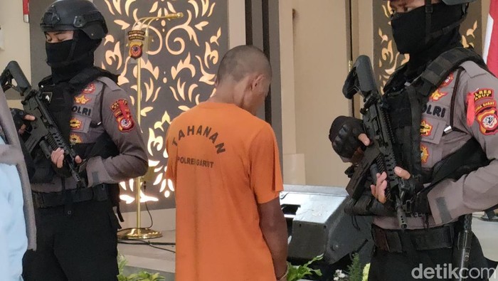 Tampang tersangka SA (depan) pencabul anaknya sendiri.