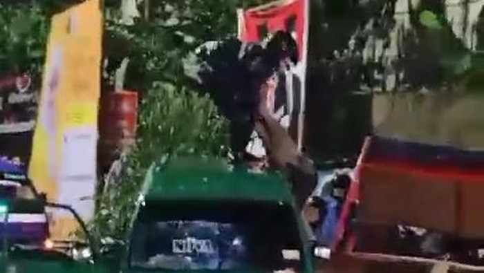 Tangkapan layar video viral angkot terjebak banjir di Cimahi