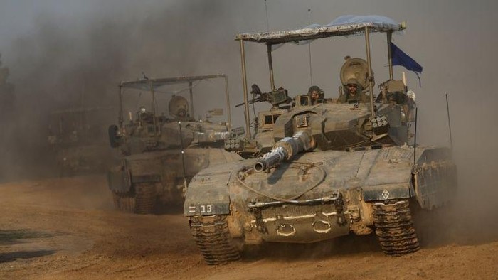 Tank-tank Israel mendekati Khan Younis di Jalur Gaza selatan, warga sipil diperintahkan pergi