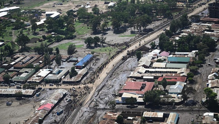 TANZANIA-FLOODS/ Members of the Tanzania Defense Forces and rescuers search for the bodies of people killed following flash floods and landslides near the slopes of Mount Hanang in the Manyara region, Tanzania, December 4, 2023. REUTERS/Stringer