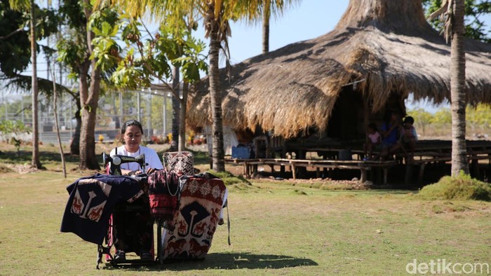 Limbah kain dari sisa tenun sering diabaikan dan kerap berakhir menjadi lap. Namun, di tangan terampil Guru PAUD asal Waingapu, Sumba Timur, Rambu Ana Intan (29), berhasil menyulap limbah kain menjadi busana cantik bernilai tinggi.
