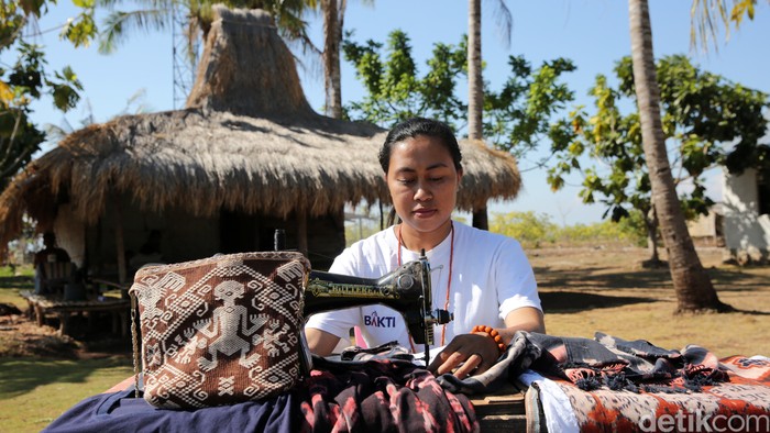 Limbah Tenun Sumba Disulap Jadi Busana Cantik