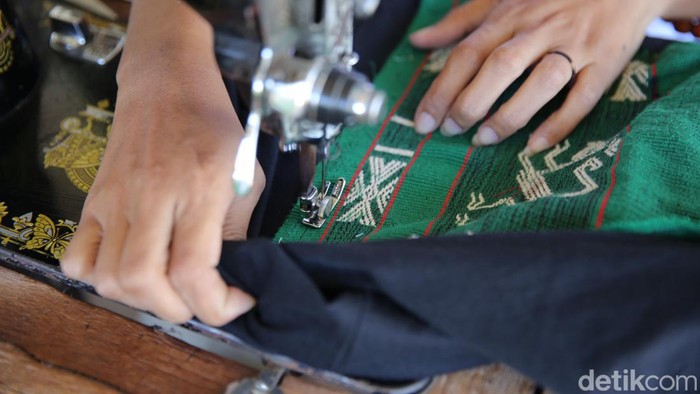 Limbah kain dari sisa tenun sering diabaikan dan kerap berakhir menjadi lap. Namun, di tangan terampil Guru PAUD asal Waingapu, Sumba Timur, Rambu Ana Intan (29), berhasil menyulap limbah kain menjadi busana cantik bernilai tinggi.
