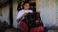 Sadar modal yang dikeluarkan untuk membeli tenun mahal, ia lantas menggunakan sisa-sisa kain tenun yang tidak terpakai untuk dikreasikan pada pakaian. Limbah kain itu ia beli di kampung adat atau toko yang menjadi langganannya di Waingapu.  