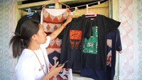 Tak heran, karena keunikannya, kreasi tenun Sumba ini jadi mata pencaharian utamanya. Bahkan, Rambu kini beradaptasi dengan digitalisasi untuk memasarkan dan mempromosikan kain tenun melalui media sosial dan e-commerce.  