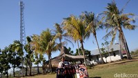 1 BTS 4G di Kecamatan Pandawai itu berdiri tepat di belakang rumah Rambu Ana Intan. Menurutnya, kehadiran tower BTS tersebut membuat ia dan keluarga di kampung kini bisa merasakan merdeka sinyal sehingga bisa terhubung pada internet.  