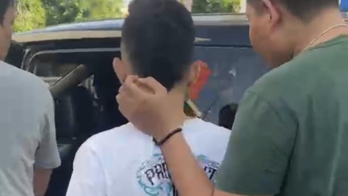 Tersangka penadah motor dalam perampokan dan pembunuhan pria Gresik dengan pisau tertancap di mulut.