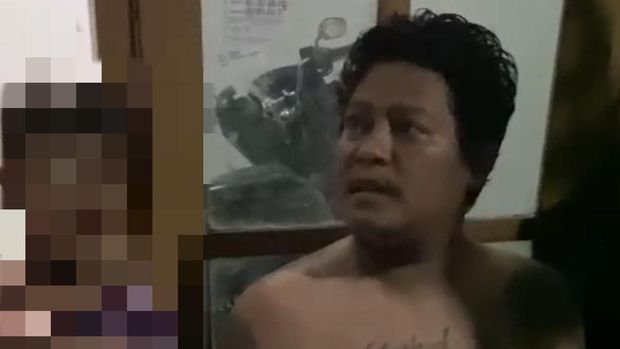 Tersangka penadah motor dalam perampokan dan pembunuhan pria Gresik dengan pisau tertancap di mulut.