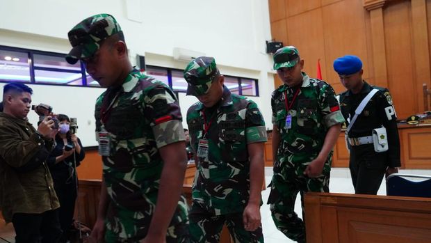 Tiga terdakwa kasus pembunuhan terhadap Imam Masykur, yakni Praka Riswandi, Praka Heri, dan Praka Jasmowir meminta tak dihukum mati dan dipecat dari TNI. (dok Puspen TNI)