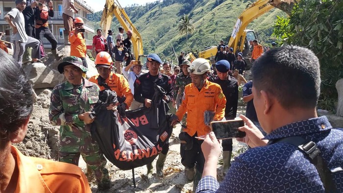 Tim SAR gabungan saat mengevakuasi jasad korban.