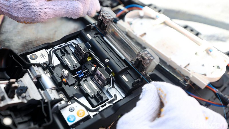 Pekerja melakukan pengecekan jaringan di Network Operation Center (NOC), Kepulauan Natuna.