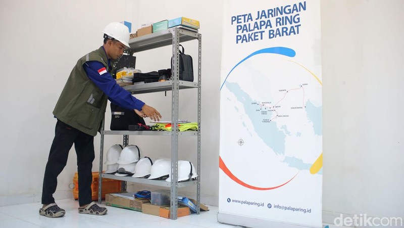 Pekerja melakukan pengecekan jaringan di Network Operation Center (NOC), Kepulauan Natuna.