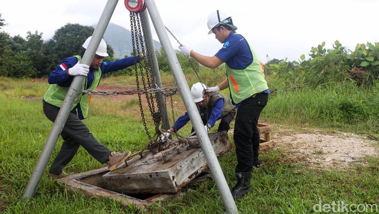 Pekerja melakukan pengecekan jaringan di Network Operation Center (NOC), Kepulauan Natuna.