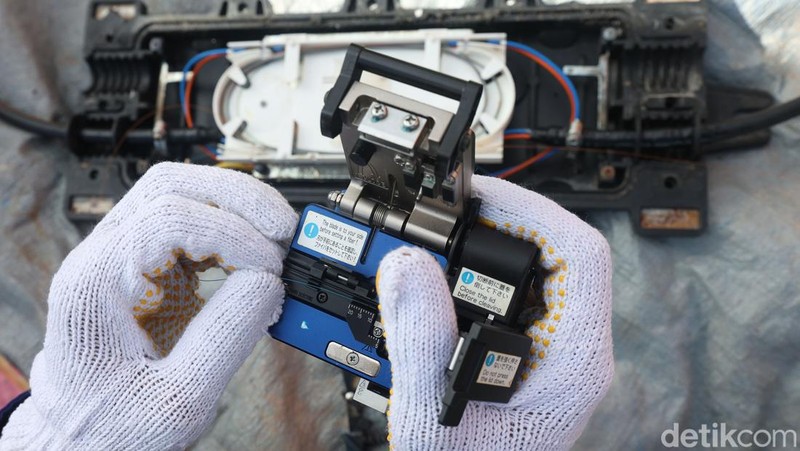 Pekerja melakukan pengecekan jaringan di Network Operation Center (NOC), Kepulauan Natuna.