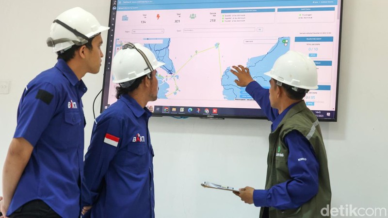 Pekerja melakukan pengecekan jaringan di Network Operation Center (NOC), Kepulauan Natuna.
