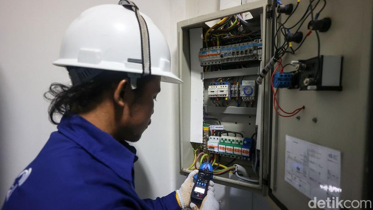Pekerja melakukan pengecekan jaringan di Network Operation Center (NOC), Kepulauan Natuna.