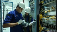 Pekerja melakukan pengecekan jaringan di Network Operation Center (NOC), Kepulauan Natuna.