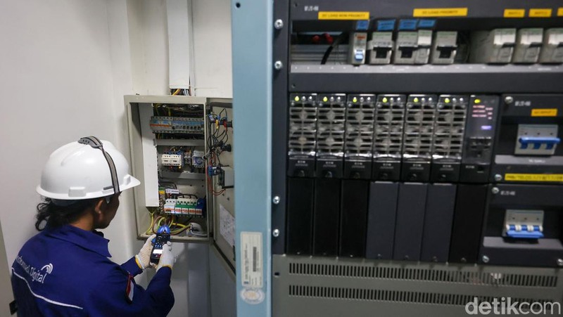 Pekerja melakukan pengecekan jaringan di Network Operation Center (NOC), Kepulauan Natuna.