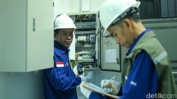 Pekerja melakukan pengecekan jaringan di Network Operation Center (NOC), Kepulauan Natuna.