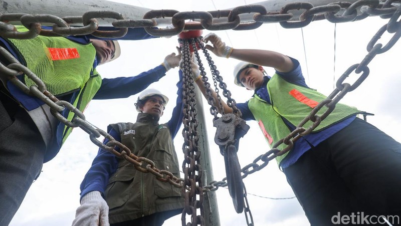 Pekerja melakukan pengecekan jaringan di Network Operation Center (NOC), Kepulauan Natuna.