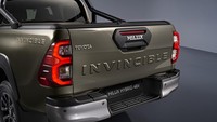 Sebagai kendaraan yang siap dipakai ke mana pun, Toyota merancang Hilux Hybrid 48 volt tahan banjir. Sistem baterai 48 volt dan konverter DC/DC yang dirancang kedap air memungkinkan mobil ini melaju di genangan dengan kedalaman 70 cm. Foto: Dok. Toyota Eropa