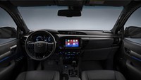 Safety kit untuk Hilux Hybrid 48V terdiri dari paket Toyota Safety Sense (TSS) yang mengemas Pre-Collision System yang ditingkatkan dengan peningkatan deteksi pejalan kaki di malam hari, deteksi pesepeda di siang hari, dan deteksi kendaraan melaju atau pejalan kaki di persimpangan saat berbelok. Sistem itu akan memberikan peringatan dan pengereman jika diperlukan. Foto: Dok. Toyota Eropa