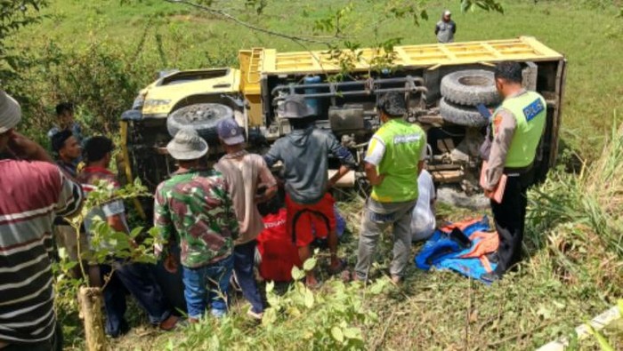 Truk terguling ke jurang gegara jalan amblas di Taput. (Dok Polres Taput)