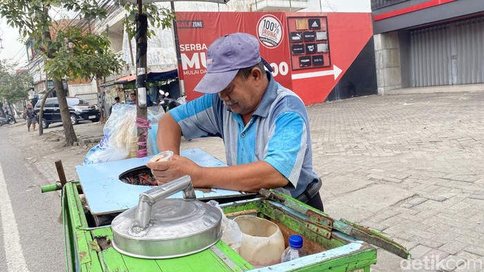 Tugino, penjual es puter yang bertahan puluhan tahun menjajakan dagangannya keliling.