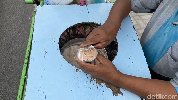 Tugino, penjual es puter yang bertahan puluhan tahun menjajakan dagangannya keliling.