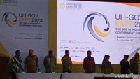 Dalam acara ini ada penandatanganan kerja sama dengan beberapa instansi. Kementerian, lembaga, pemda, pemkot, institusi riset, pemerintah dan perguruan tinggi mitra, sekitar 40 exhibitor dengan UI. Ini juga untuk jangka panjang mengembangkan kerja sama pentahelix, melibatkan antar universitas/ perguruan tinggi, pemerintah, kalangan industri, pers media dan masyarakat secara umum agar bisa memberikan manfaat sebesar-besarnya. UI juga bisa menelurkan inovasi-inovasi baru yang bermanfaat bagi masyarakat luas, tutur Direktur Kerja Sama UI, Dr Totok Pranoto. Foto: (Nograhany WK/detikcom)