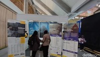 Semua fakultas dan unit di bawah UI membuka booth di UI I-GOV 2023, seperti booth soal pendidikan pascasarjana master dan doktor ini. Ada juga beberapa booth dari usaha BUMN seperti beberapa bank pelat merah, BUMN farmasi hingga energi. Foto: (Nograhany WK/detikcom)