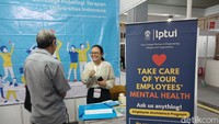 Ada pula booth Lembaga Psikologi Terapan UI (LPTUI) yang mempersilakan, utamanya, para kaum muda berkonsultasi soal kesehatan mental mereka. Daripada self diagnose bisa konsultasi ke sini. Ada di kampus Depok dan di Salemba. Biaya konsultasinya mulai dari Rp 200 ribu per jam, ujar staf LPTUI. Foto: (Nograhany WK/detikcom)