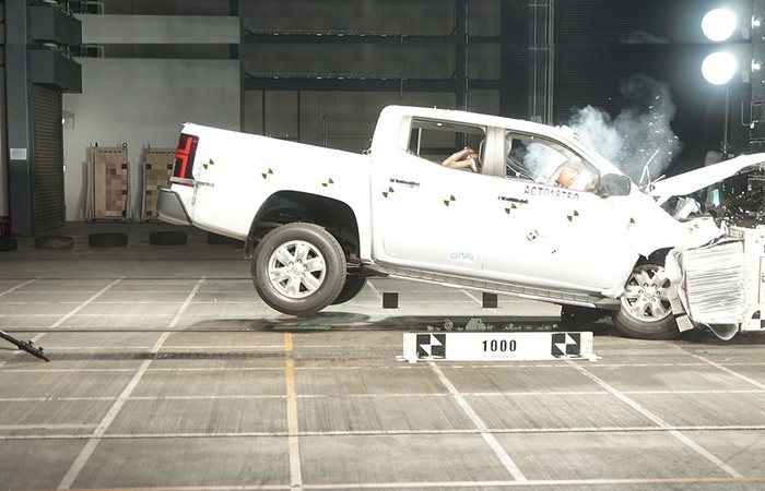 Uji Tabrak Mitsubishi Triton
