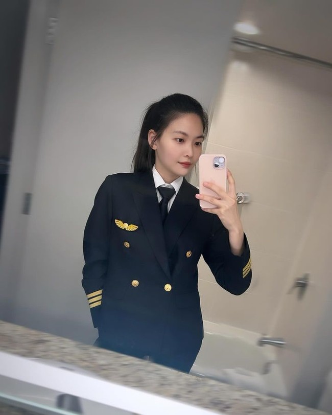 Dalam fotonya, Jiang Mi menyebut Wang sebagai penerbang pesawat wanita terbaik. Foto: Instagram